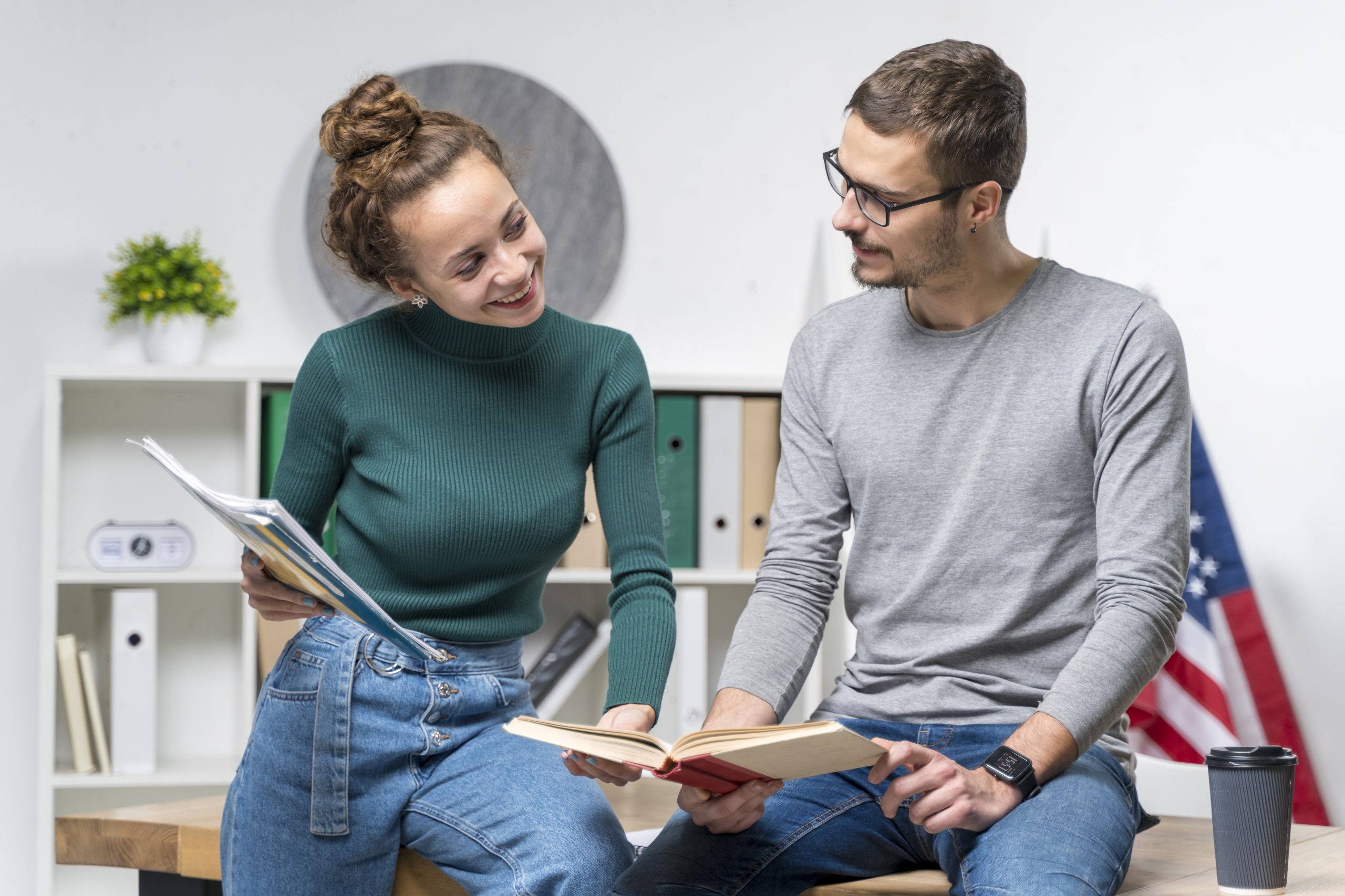 tiro-medio-amigos-sonrientes-con-libros